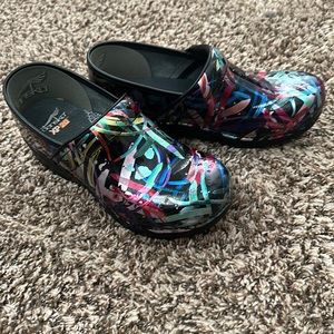 Dansko XP 2.0 Clogs